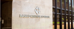 Parede com um letreiro escrito Banco Central do Brasil.